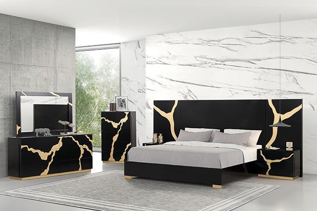 Goldsberg Queen Bed w/ Wall Panels